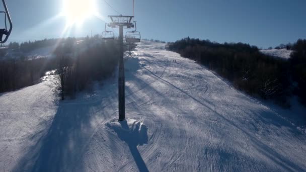 Levantamento na cadeira Elevador Vistas da neve Paisagem Fundo Desporto de Inverno Recreação Esqui Esqui Resort Montanhas Selvagens Estilo de Vida — Vídeo de Stock