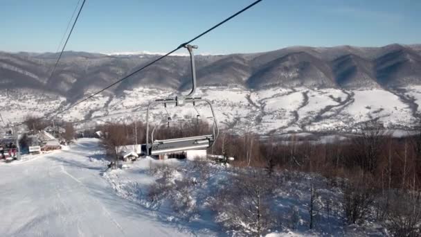 Lift auf dem Sessellift Blick auf Schneelandschaft Hintergrund Wintersport Erholung Skifahren Skigebiet wilde Berge Lifestyle — Stockvideo