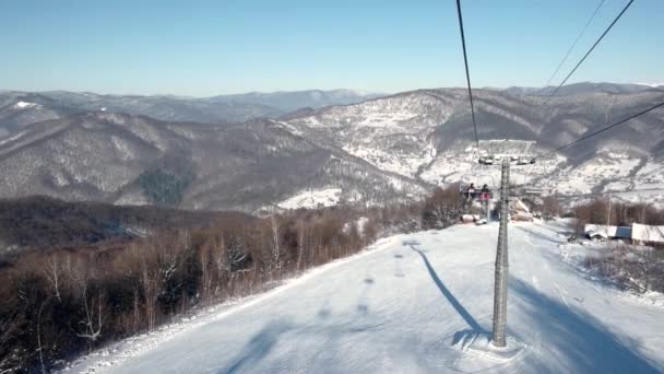 Lyft på stollift utsikt över snö landskap bakgrund vinter Sport rekreation Ski skidåkning Resort vilda bergen livsstil — Stockvideo