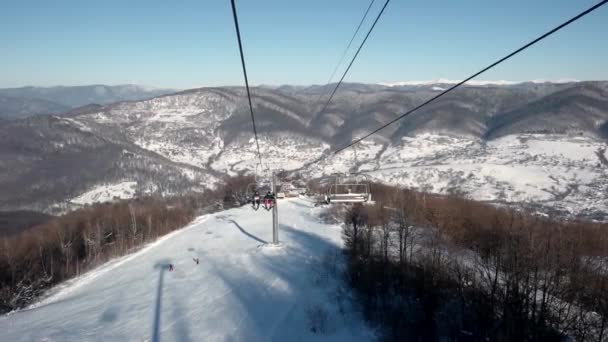 Tillen op de standpunten van de stoeltjeslift van sneeuw landschap achtergrond wintersport Recreations Ski skiën Resort Wild bergen Lifestyle — Stockvideo