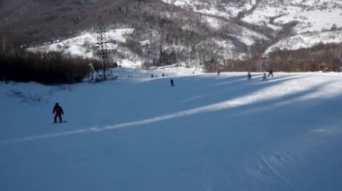 Açık gökyüzü ve karlı ağaç görünümünün Pov kamera noktasında dağda karlı yamaç aşağı hızlı kayakçı Rides