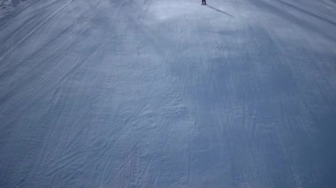 Uzun gölgeler beyaz kar üzerinde hava atış kayakçı Kayak yokuş aşağı gidiyor. Kış rekreasyon ve spor