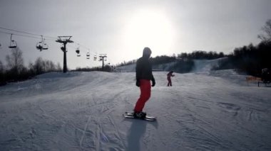 Arkadan görünüş karlı yamaç aşağı profesyonel kayakçı oymacılık