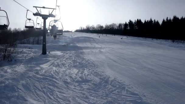 Levantamento na cadeira Elevador Vistas da neve Paisagem Fundo Desporto de Inverno Recreação Esqui Esqui Resort Montanhas Selvagens Estilo de Vida — Vídeo de Stock