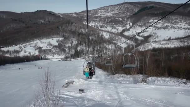 Lift auf dem Sessellift Blick auf Schneelandschaft Hintergrund Wintersport Erholung Skifahren Skigebiet wilde Berge Lifestyle — Stockvideo