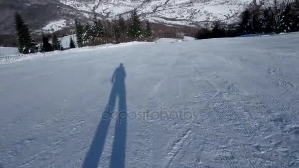 Вухо подання різьблення професійних лижник вниз Snowy схил — стокове відео