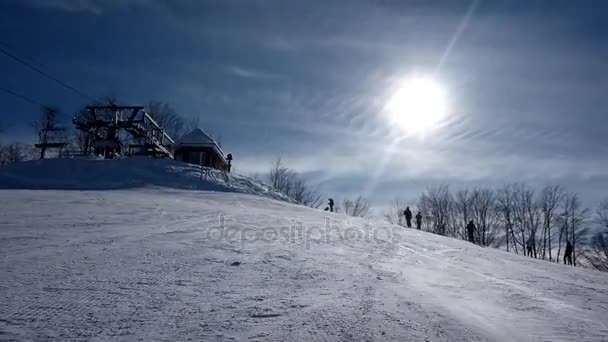 Das Ohr des professionellen Skifahrers, der den schneebedeckten Hang hinunter carvt — Stockvideo