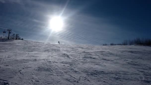 Вухо подання різьблення професійних лижник вниз Snowy схил — стокове відео