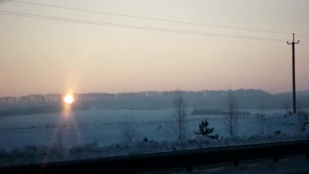 Sabah erken sisli gündoğumu Yolculuk tutkusu gökyüzü araba açık pencere cam görünümünde görünüm güneş ile kış sabahı sisli yolda araba noktası varmaya — Stok video