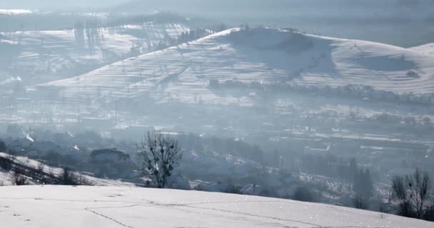 Vista panorâmica da serra e montanhas cobertas de neve, vila tradicional e paisagem rural no inverno ensolarado dia Panning — Vídeo de Stock