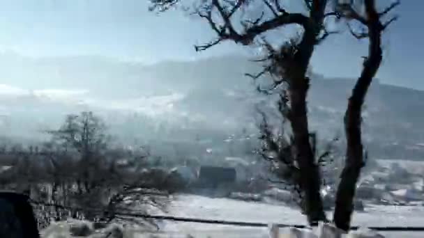 Auto rechts Spiegel Rückspiegel Sicht bei Schnee Winter Landschaft Landstraße — Stockvideo