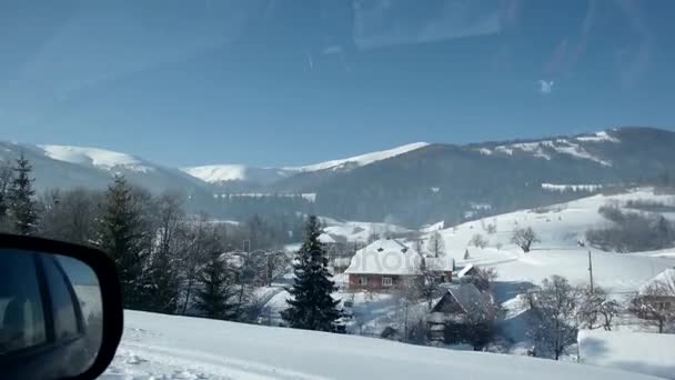 Conducir coche derecho espejo trasero punto de vista en la nieve paisaje de invierno Country Road — Vídeo de stock