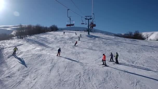 Levage sur la chaise Ascenseur Vues sur le paysage de neige Arrière-plan Sports d'hiver Loisirs Ski Station Wild Mountains Lifestyle — Video