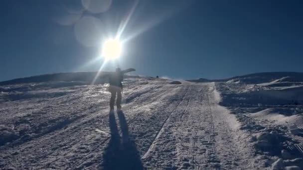 Freeride Snowboarder Escalada para o topo da montanha em Backcountry Mountain Ski Resort — Vídeo de Stock