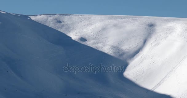 在阳光明媚的冬日平移全景粉覆盖山与雪森林乡村景观的滑雪道 — 图库视频影像