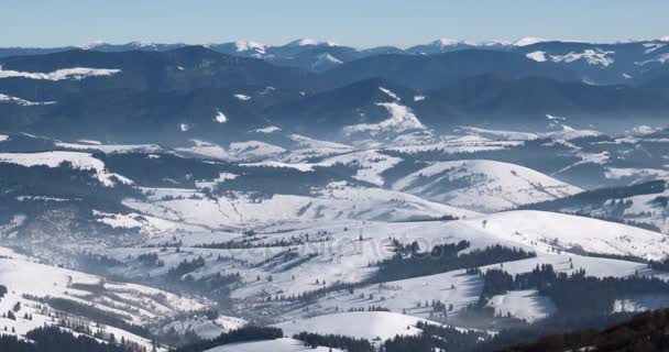 Dağ sırtı ve kar dağlar, geleneksel köy ve kırsal manzara görünümü kaydırma kış güneşli gün kapalı — Stok video