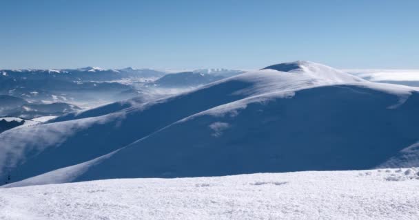 Mountain Ridge e Snow Covered Mountains, Vila Tradicional e Paisagem Rural no Inverno Sunny Day Panning View — Vídeo de Stock