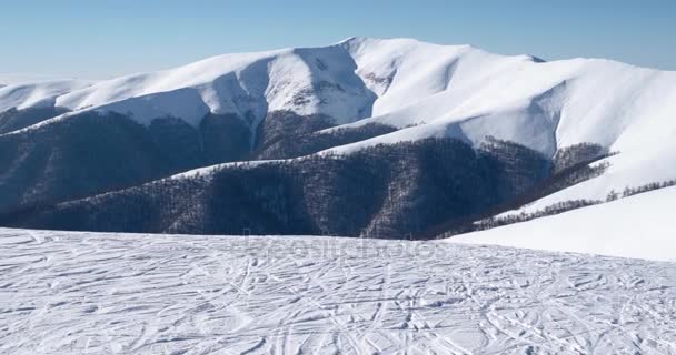 Montagnes et montagnes enneigées et paysage rural en hiver Vue panoramique ensoleillée — Video