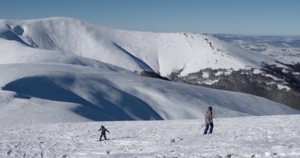 Snowboarder Mann rutscht bei sonnigem Tag Schneehang hinunter — Stockvideo
