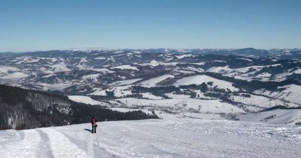 Mountain Ridge e Snow Covered Mountains, Vila Tradicional e Paisagem Rural no Inverno Sunny Day Panning View — Vídeo de Stock