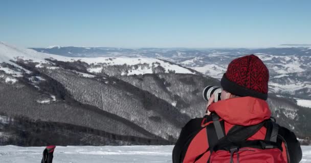 Fotografo Scattare paesaggi Scattare foto di belle montagne invernali — Video Stock
