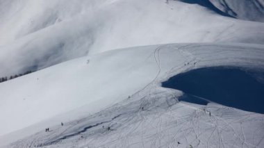 bir serbest stil kayakçılar ve snowboard düşkünleri ücretleri mükemmel bir aşağı toz kaplı dağ