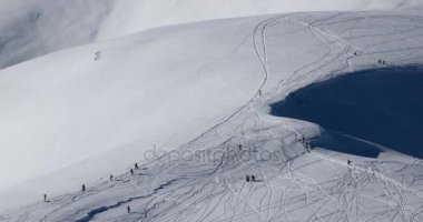 bir serbest stil kayakçılar ve snowboard düşkünleri ücretleri mükemmel bir aşağı toz kaplı dağ
