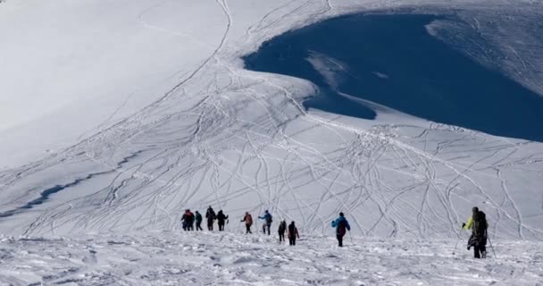 Grupo de Caminhantes Caminhando nas Montanhas Inverno Neve — Vídeo de Stock