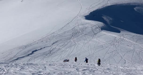 Grupo de Caminhantes Caminhando nas Montanhas Inverno Neve — Vídeo de Stock