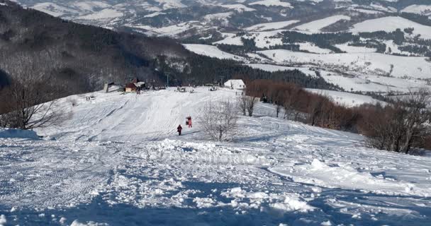 Zasněžené hory na lyžařské středisko, tradiční vesnice a krajina v zimě slunečný den — Stock video