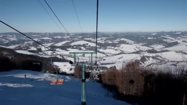 Sollevamento sulla sedia Ascensore Vedute della neve Paesaggio Sfondo Sport invernali Attività ricreative Sciare Resort Time Lapse — Video Stock