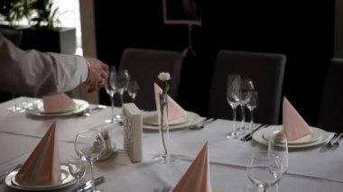 Konuklar restoranda için şık düğün masa hazır.