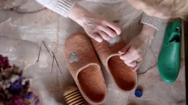 Meisje droog vilten de wollen pantoffels Home schoenen spons, naald vilten. — Stockvideo