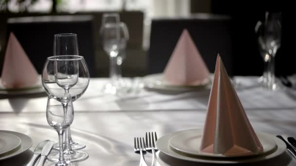 Elegante mesa de boda lista para invitados en el restaurante . — Vídeos de Stock