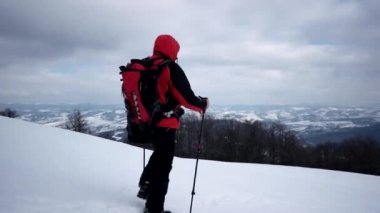 Bir kar dağlarda köpekle kış sezonu hiking