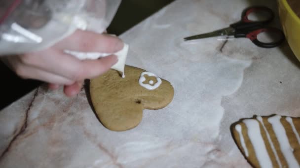 Изготовление и остекление рождественских печенек кусачками для печенья — стоковое видео