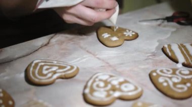 Yapma ve çerez kesici ile Noel tatlılar cam