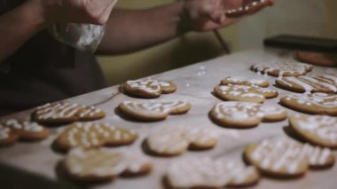 Yapma ve çerez kesici ile Noel tatlılar cam