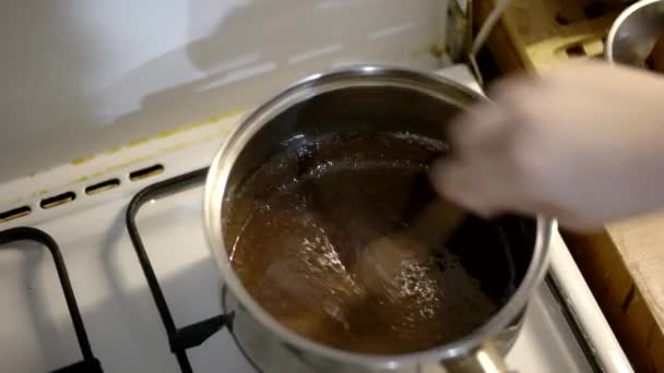 Mãos preparando massa para assar um biscoitos de açúcar de Natal — Vídeo de Stock