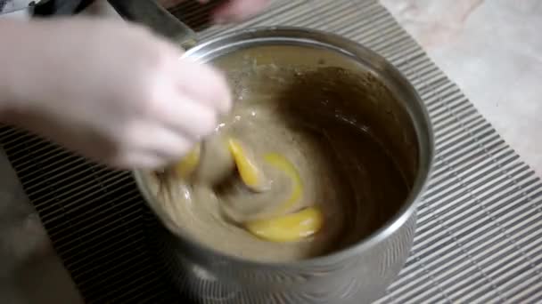 크리스마스 슈가 쿠키를 베이킹에 반죽을 준비 하는 손 — 비디오