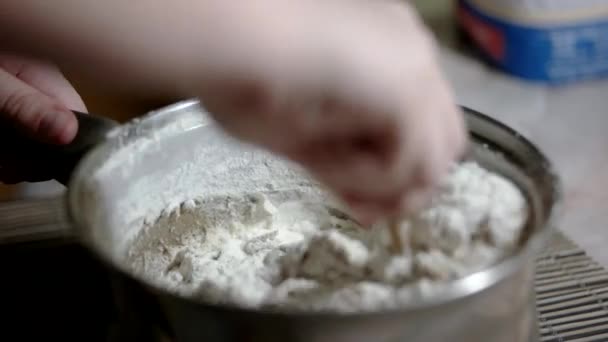 Manos preparando masa para hornear galletas de azúcar de Navidad — Vídeos de Stock