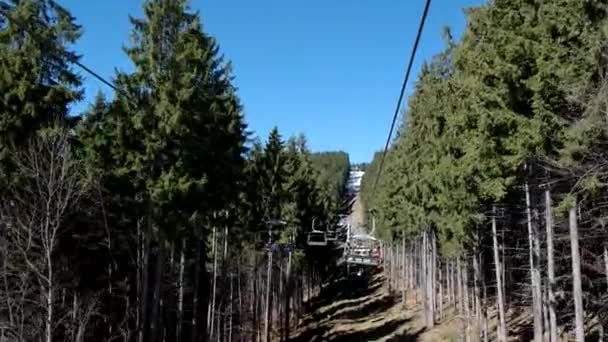 Levage sur la chaise Ascenseur Vues sur le paysage de neige Arrière-plan Sports d'hiver Loisirs Ski Station Wild Mountains Lifestyle — Video