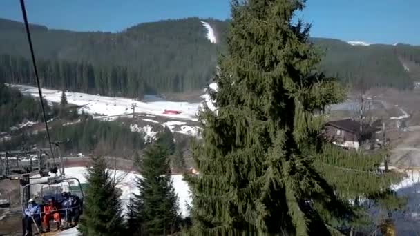 解除对雪景观背景的冬季运动娱乐滑雪滑雪度假村野生山生活方式的升降椅意见 — 图库视频影像