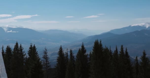 Zimní krajina se stromy, zasněžené hory a mraky, posouvání pohledu — Stock video