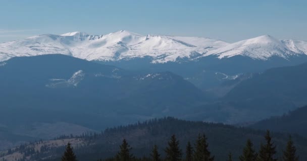 Vinterlandskap med träd, Snowy Mountains och moln, panorering Visa — Stockvideo