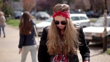 Smartphone ve şehir sokak üzerinde müzik dinlerken kulaklık ile kentsel genç Casual Hipster kız