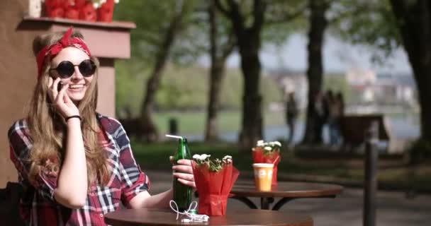 Stedelijke Teenage Casual Hipster meisje in zonnebril met behulp van een Smartphone terwijl permanent op stad loopbrug — Stockvideo