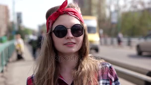 Ragazza hipster casual adolescente urbana passeggiando vicino al ponte con traffico automobilistico sulla strada — Video Stock