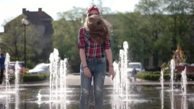 Güneş gözlüğü mutlu Funky dans serbest şehir çeşme önünde genç Casual Hipster kız
