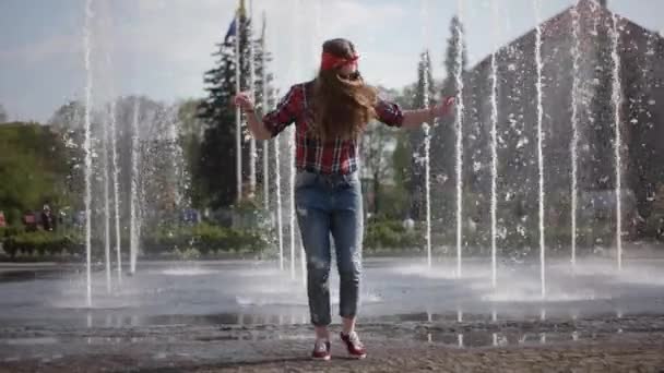 Teenager lässig Hipster Mädchen mit Sonnenbrille glücklich funky Tanz Freestyle vor dem Stadtbrunnen — Stockvideo